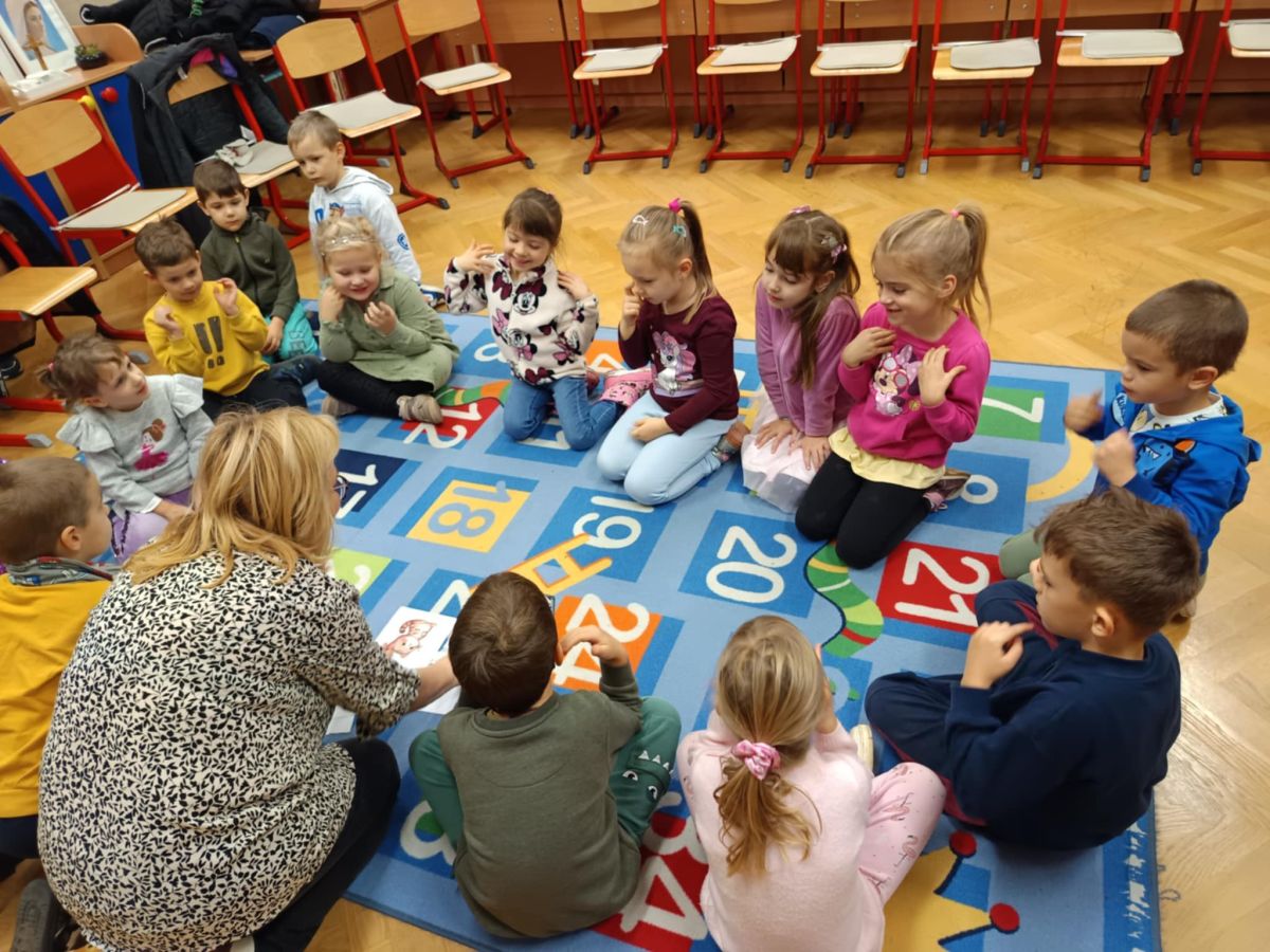 Iskolánkban az első suliváró esemény keretében játékos angol-német nyelvi és ének - zenei foglalkozáson vettek részt a nagycsoportos ovisok. 