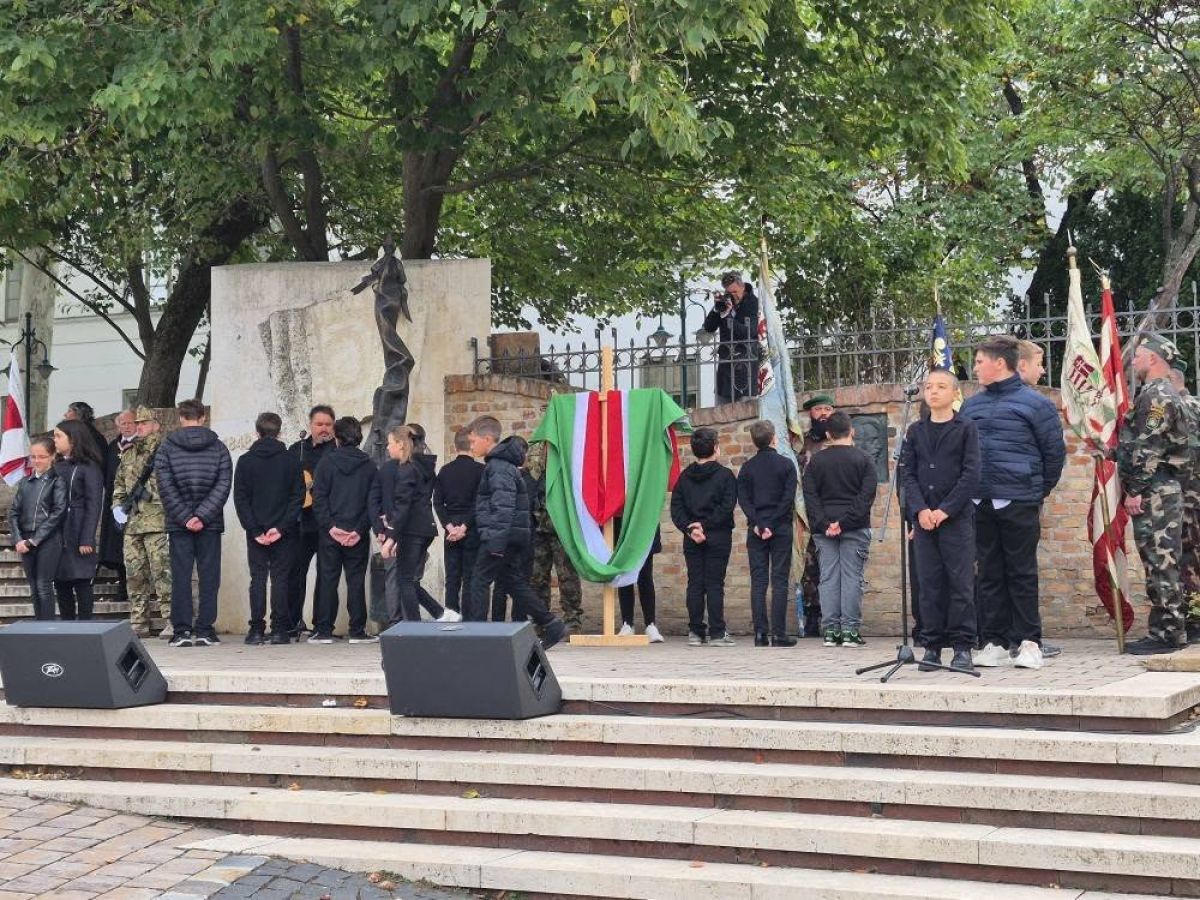 Az aradi vértanúk emléknapján iskolánk színvonalas műsorral járult hozzá a városi megemlékezéshez