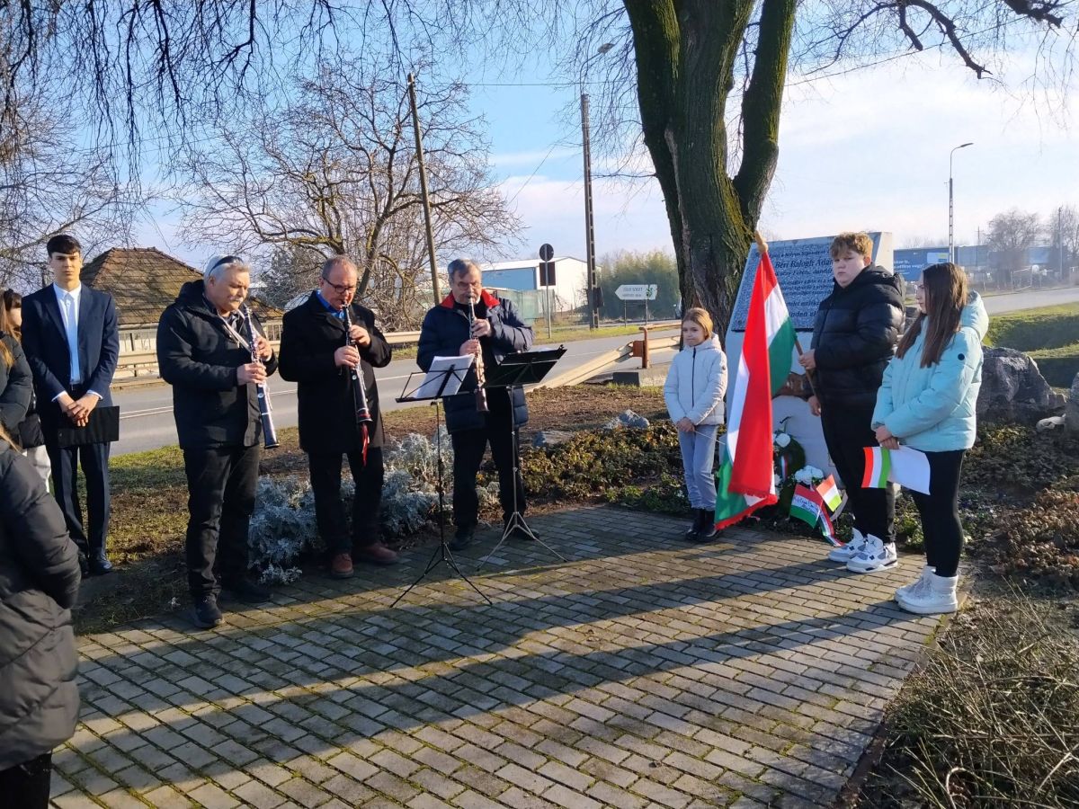 A hetedikesek megemlékezésen vettek részt a Béri Balogh emlékfánál.