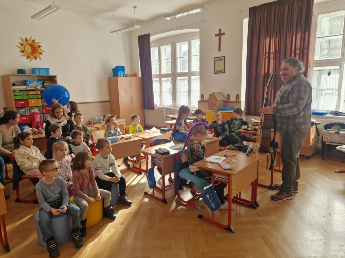 Farsang alkalmából meghívtuk kis ovisainkat az első osztályosokhoz, hogy együtt mókázzunk.