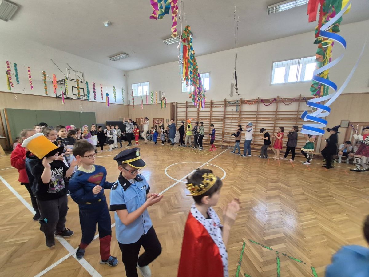 2026. február 13-án intézményünkben vidám farsangi mulatozást rendeztünk.🎭🥰🎉